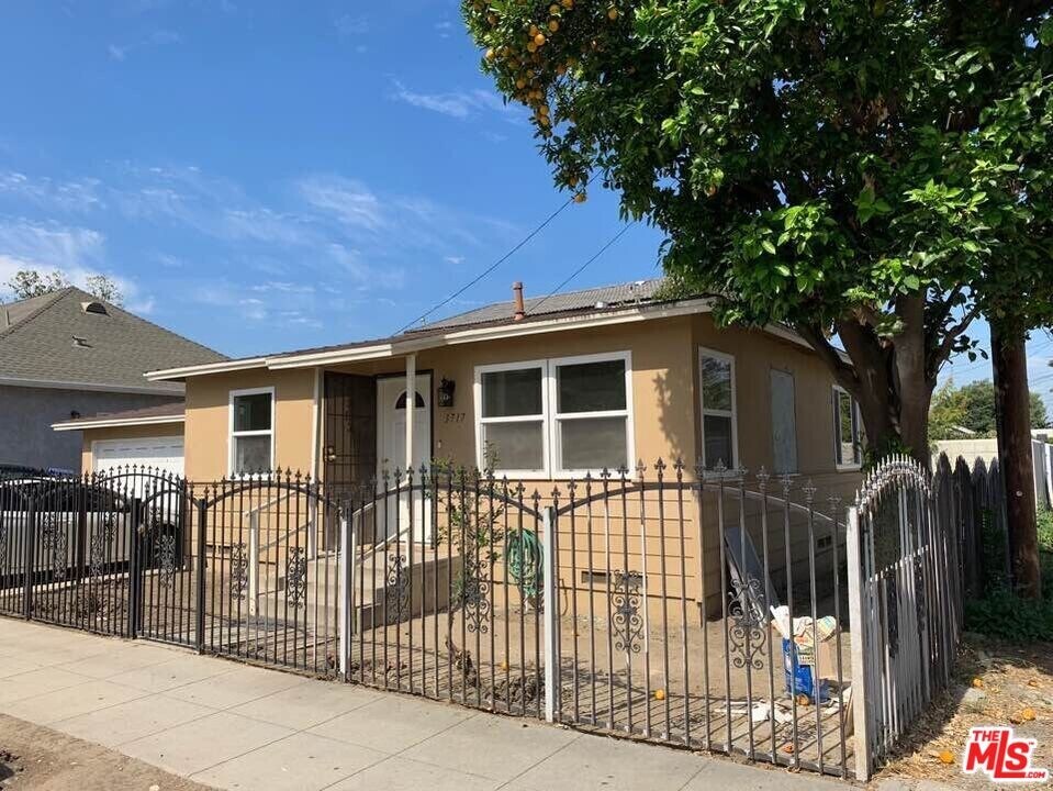 3717 Raymond Ave in Los Angeles, CA - Building Photo