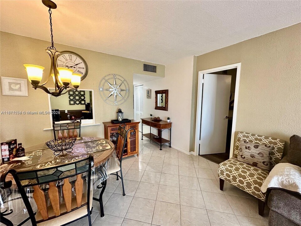 2200 E Hallandale Beach Blvd in Hallandale Beach, FL - Foto de edificio