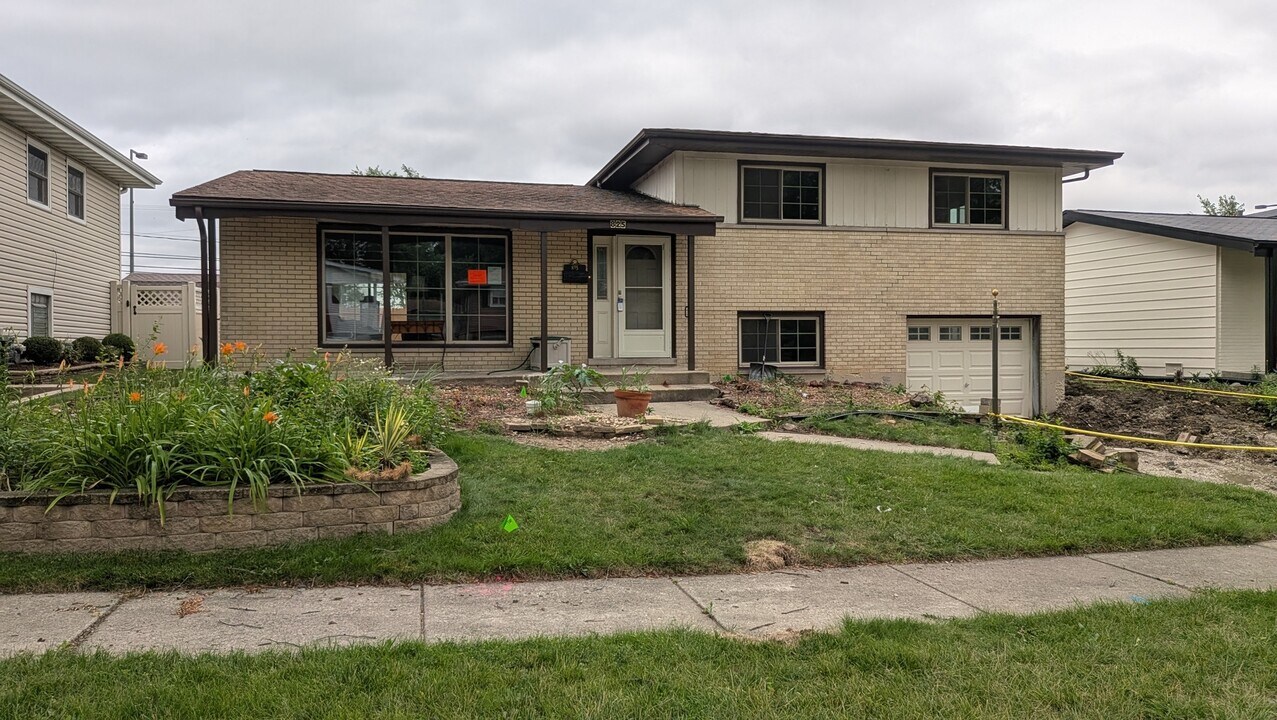 825 S School St in Lombard, IL - Building Photo