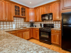 2 Harvard Sq, Unit 2 in Brookline, MA - Building Photo - Building Photo