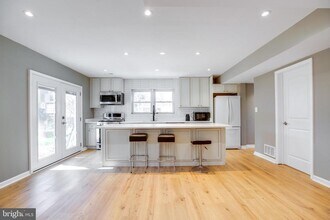 3923 Forest Grove Dr in Annandale, VA - Building Photo - Building Photo