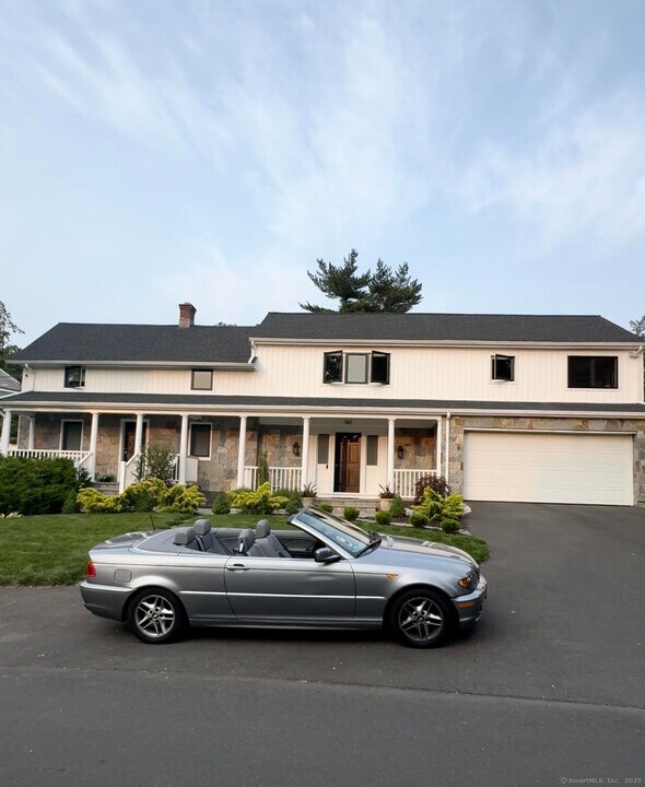 561 River Rd in Greenwich, CT - Building Photo