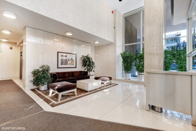 70 W Burton Pl in Chicago, IL - Building Photo - Building Photo