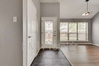 1220 Royal Crescent Dr in Bedford, TX - Foto de edificio - Building Photo