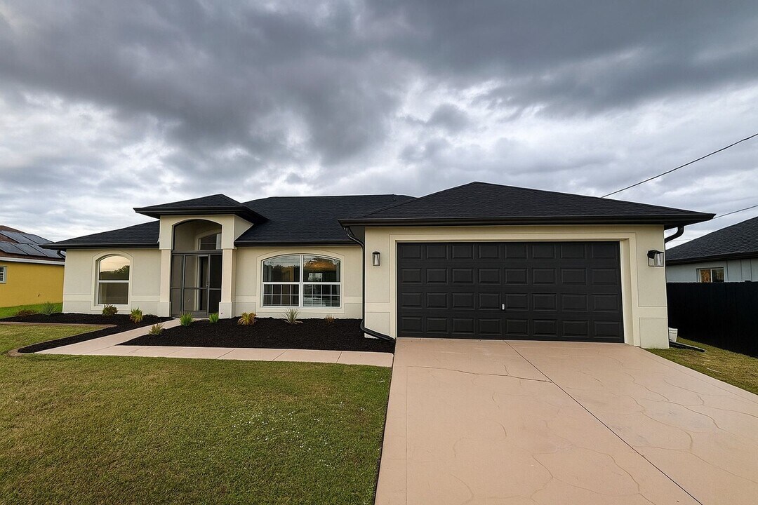 2045 NE 28th St in Cape Coral, FL - Building Photo