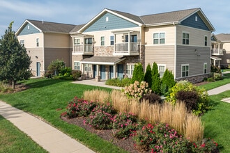 Clearwater Apartments in Waukesha, WI - Foto de edificio - Primary Photo