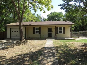 1121 Peak St in Denton, TX - Building Photo - Building Photo