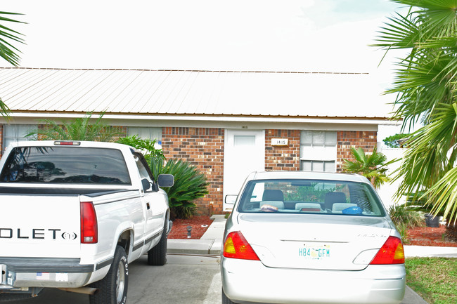 1415 Green Briar Pky in Gulf Breeze, FL - Foto de edificio - Building Photo