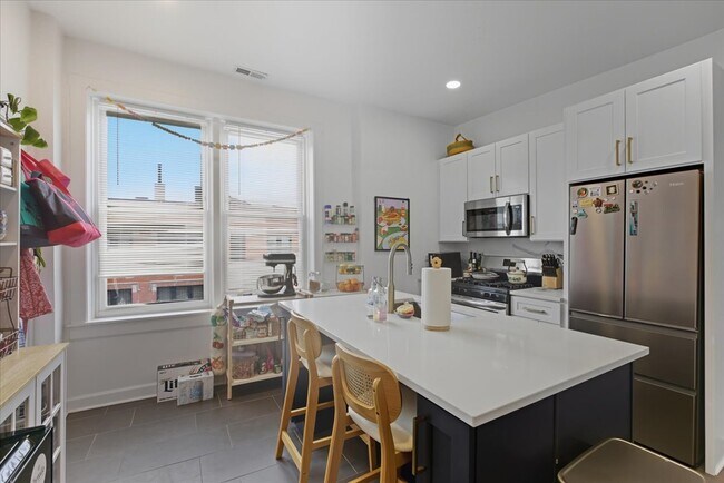 2350 W Charleston St in Chicago, IL - Building Photo - Building Photo