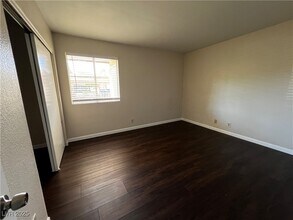 5021 River Glen Dr in Las Vegas, NV - Building Photo - Building Photo