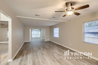 25200 Quaker Ridge Ave in Sorrento, FL - Building Photo - Building Photo