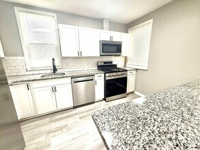 27 E 46th St-Unit -2 in Bayonne, NJ - Building Photo - Building Photo