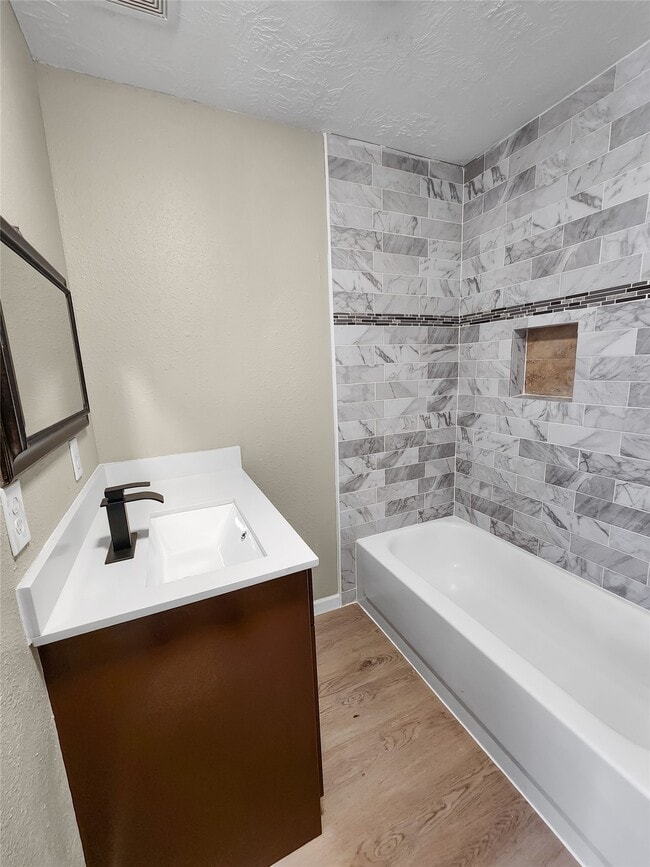 137 County Rd 3431 in Cleveland, TX - Foto de edificio - Building Photo