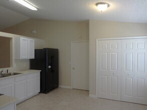 1142 Jaslo St SE in Palm Bay, FL - Foto de edificio - Building Photo