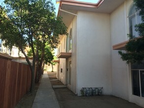 Breezeway Apartments in San Bernardino, CA - Foto de edificio - Building Photo