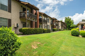 Embarcadero Club Apartments in College Park, GA - Building Photo - Building Photo