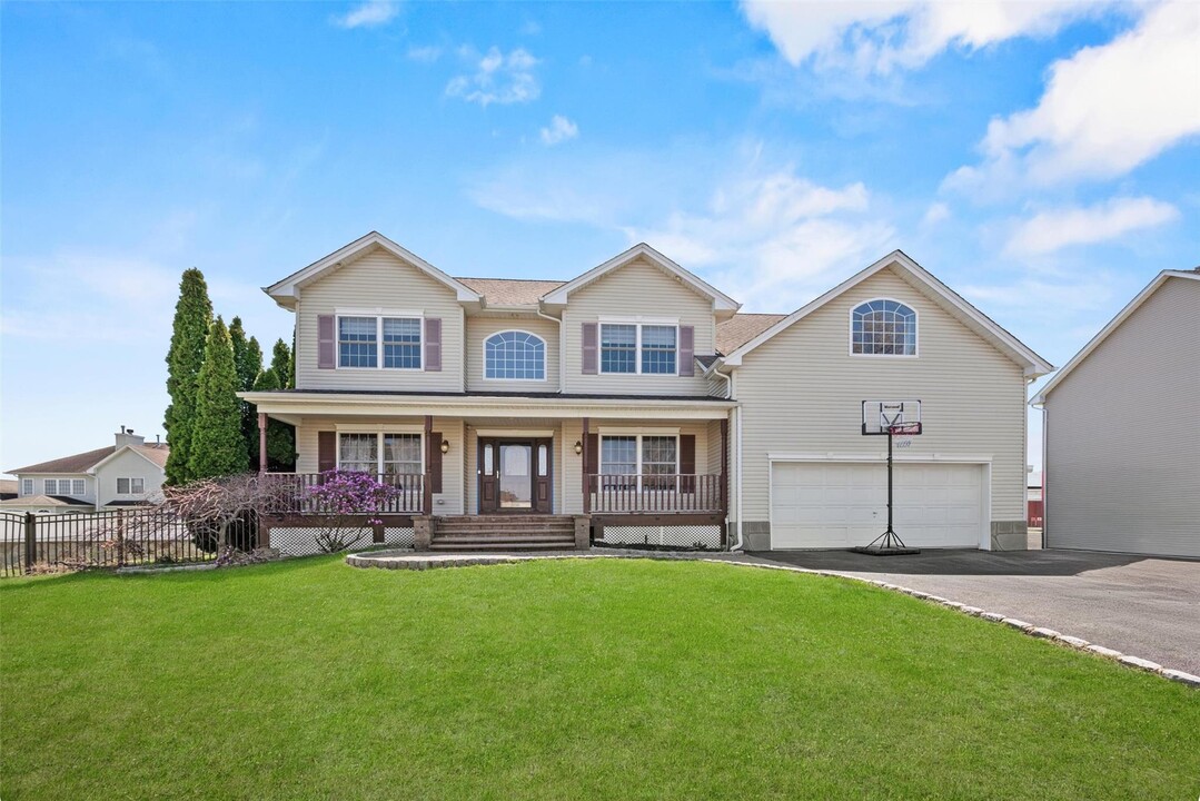 2037 Independence Dr in New Windsor, NY - Foto de edificio