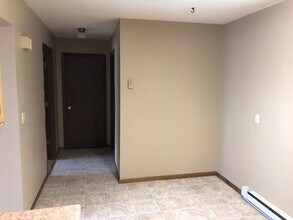 2703 Fryklund Dr, Unit 2 in Menomonie, WI - Foto de edificio - Building Photo