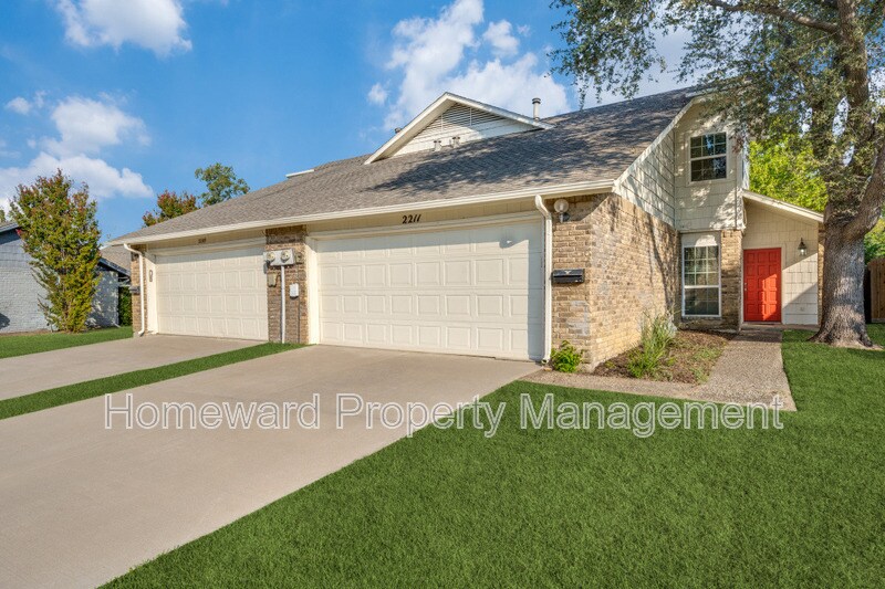 2211 Heritage Cir in Carrollton, TX - Building Photo