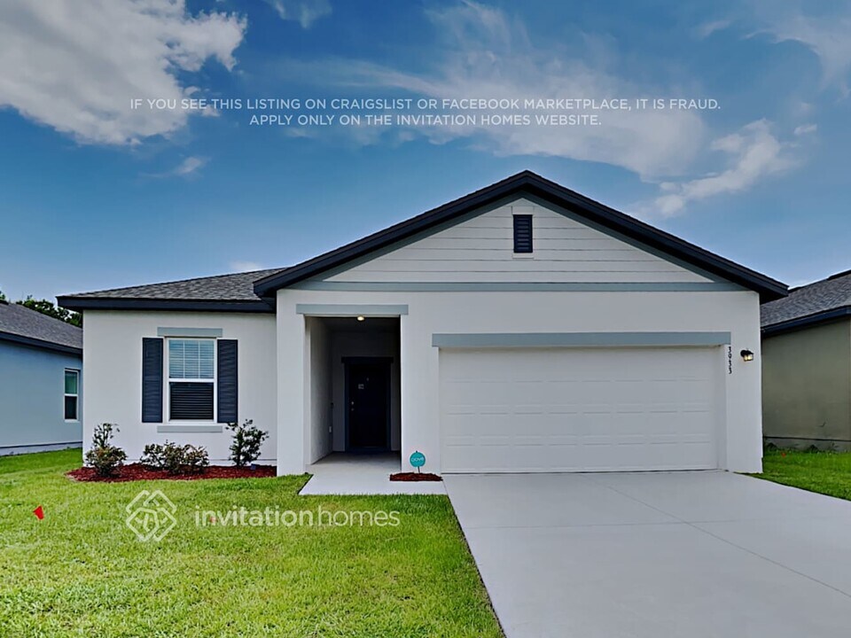 3933 Spruce Creek Dr in Lakeland, FL - Foto de edificio