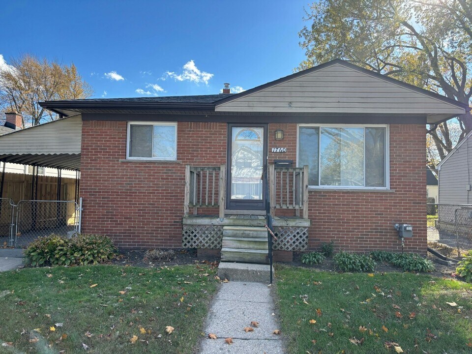 1760 E Harry Ave in Hazel Park, MI - Building Photo