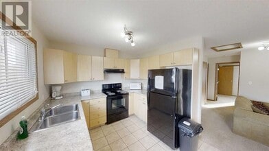 9225-393 93 Ave in Grande Prairie, AB - Building Photo - Building Photo