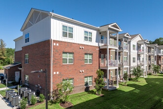 2 Rivers Apartment Homes in Williamsburg, VA - Foto de edificio - Building Photo