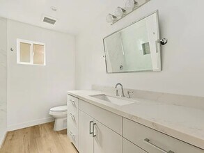 908 Daisy Ave in Carlsbad, CA - Foto de edificio - Building Photo