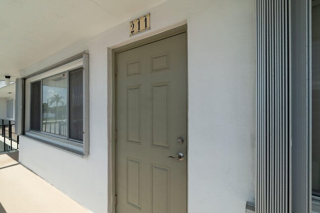 3160 Lake Osborne Dr in Lake Worth Beach, FL - Building Photo - Building Photo