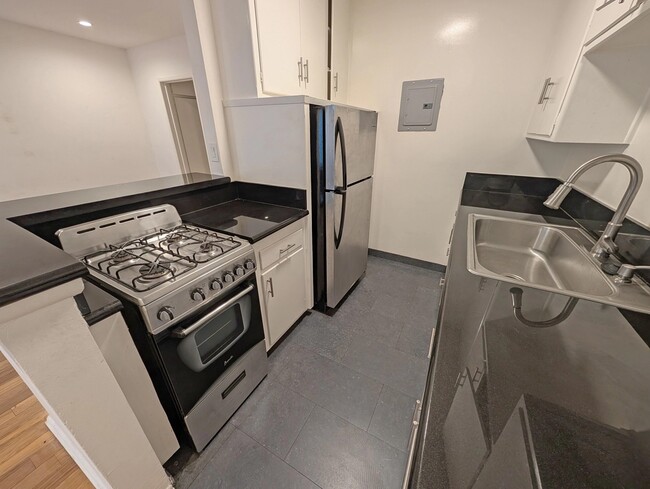 1328 Gordon St, Unit 2 in Los Angeles, CA - Building Photo - Building Photo