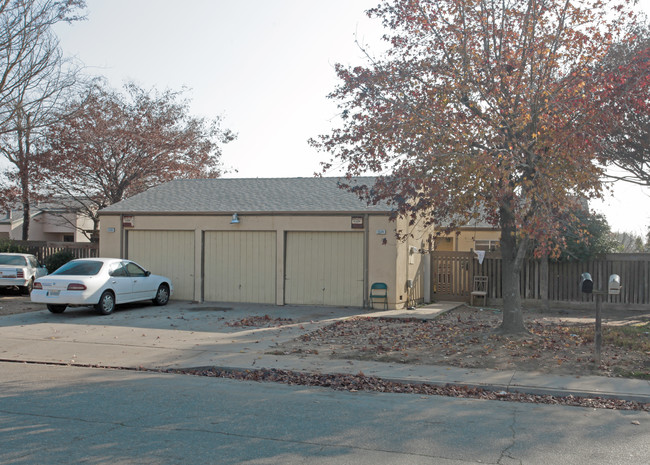 1524-1526 Giddings St in Ceres, CA - Foto de edificio - Building Photo