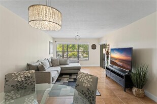 2312 S Cypress Bend Dr in Pompano Beach, FL - Building Photo