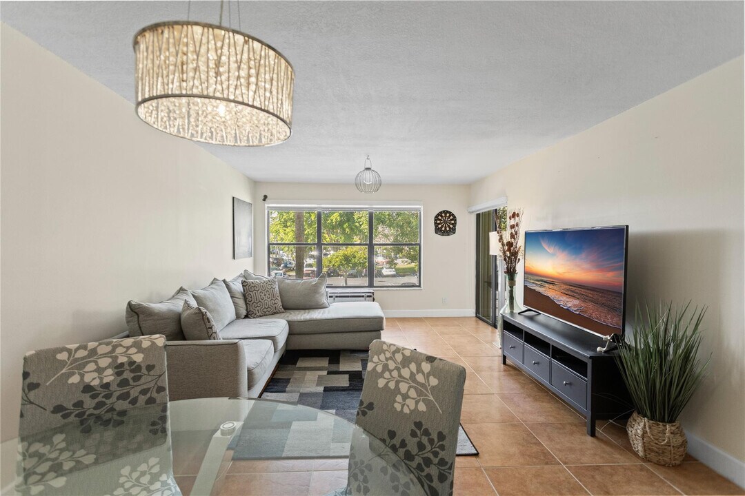 2312 S Cypress Bend Dr in Pompano Beach, FL - Foto de edificio