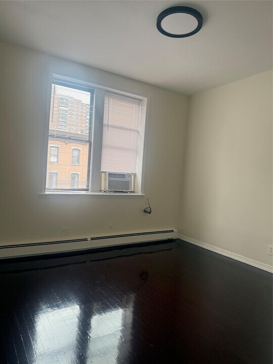 108 Graham Ave in Brooklyn, NY - Building Photo
