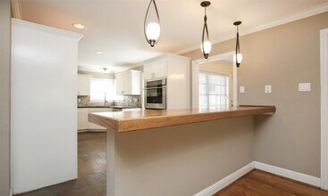 4809 Saxon St in Bellaire, TX - Building Photo - Building Photo