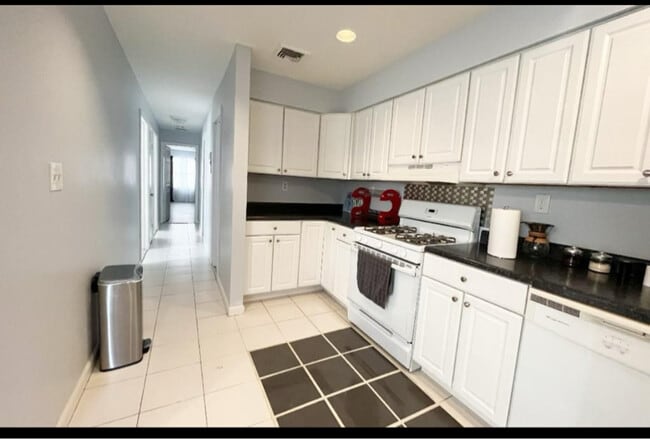 301 72nd St in North Bergen, NJ - Building Photo - Building Photo