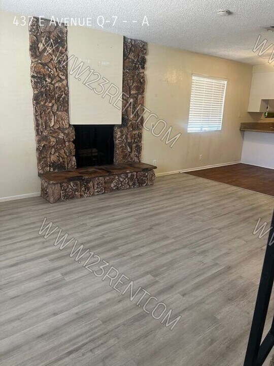 437 E Ave Q-7 in Palmdale, CA - Building Photo