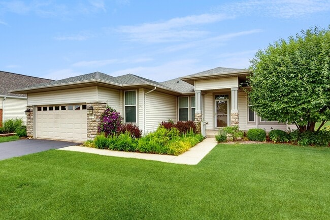 12214 Plum Grove Rd in Huntley, IL - Foto de edificio - Building Photo