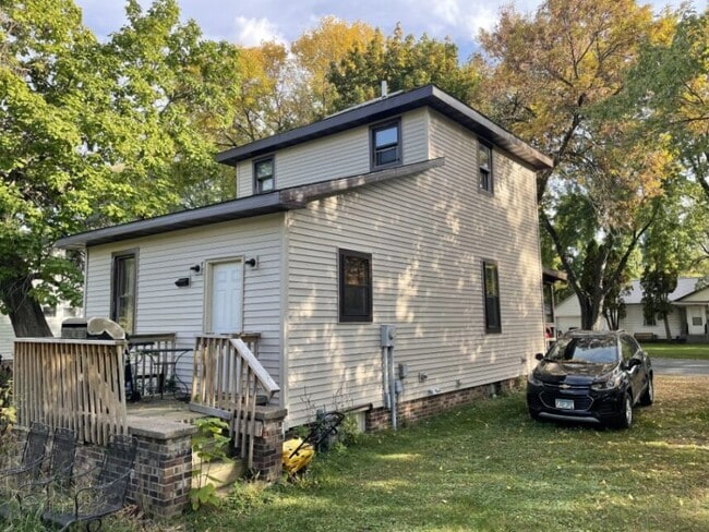 315 14th Ave W