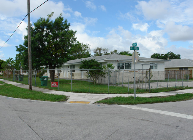 18790 NE 25th Ave in Miami, FL - Foto de edificio - Building Photo