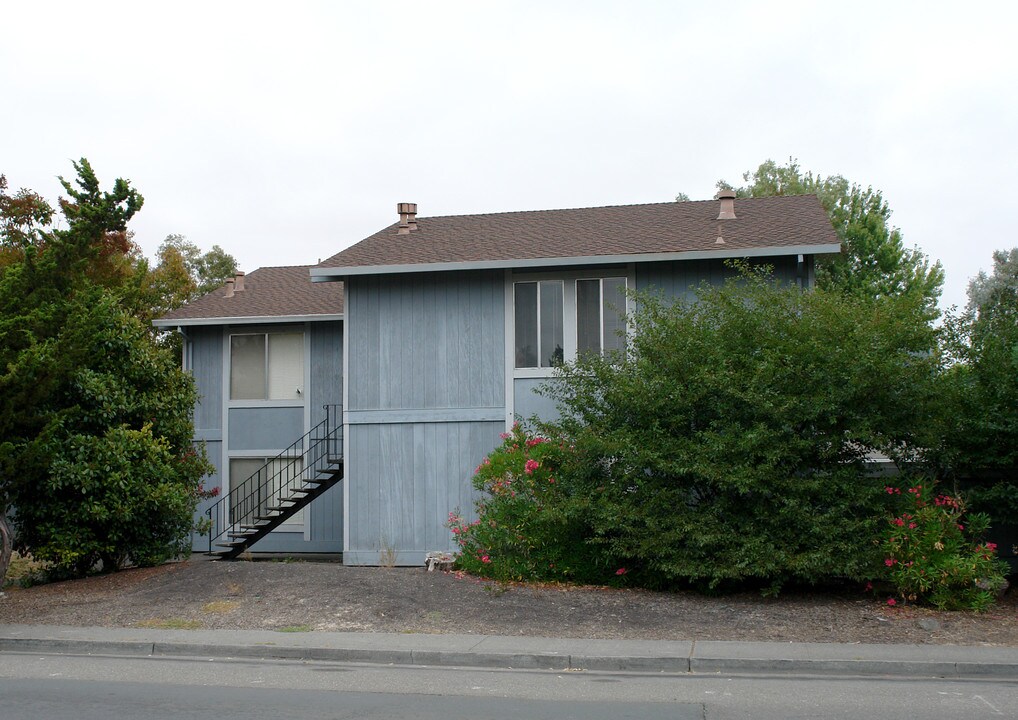 6440 Country Club Dr in Rohnert Park, CA - Building Photo