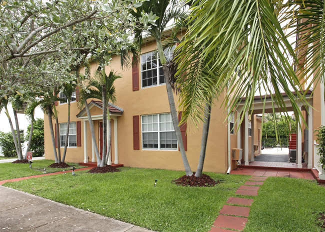 33-39 Salamanca Ave in Coral Gables, FL - Foto de edificio - Building Photo