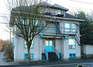 2456 NW Vaughn St in Portland, OR - Building Photo - Building Photo