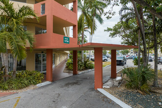 Jade Winds in North Miami Beach, FL - Building Photo - Building Photo