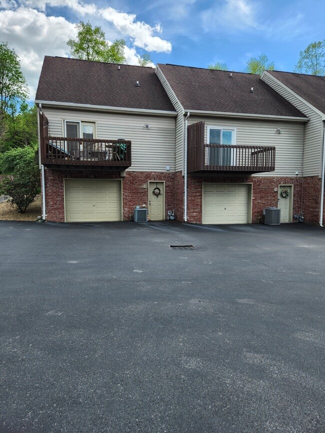 2503 E Lakeview Dr, Unit 9 in Johnson City, TN - Foto de edificio - Building Photo