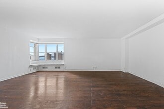 575 Grand St-Unit -E1505 in New York, NY - Building Photo - Building Photo