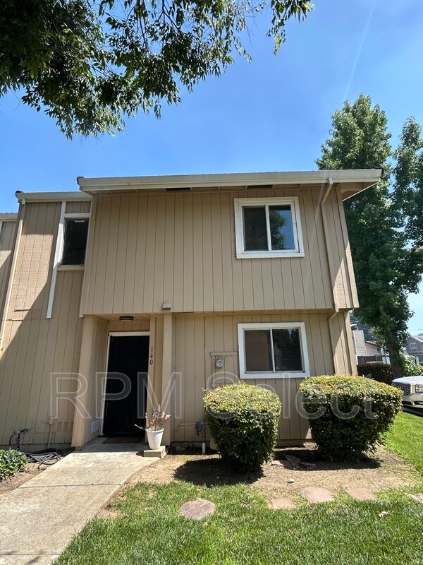 140 Arcadia Dr in Vacaville, CA - Foto de edificio - Building Photo