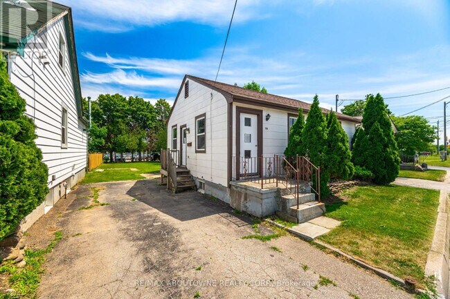 126 Cross Ave in Oakville, ON - Building Photo - Building Photo