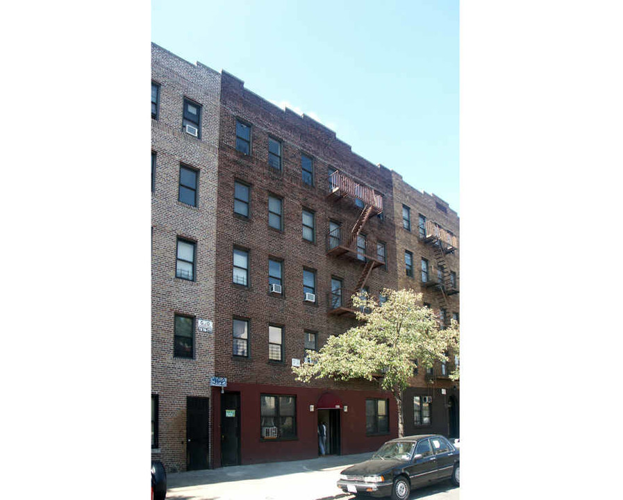 1533 White Plains Rd in Bronx, NY - Building Photo