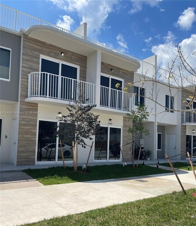 25888 SW 144th Ave in Princeton, FL - Building Photo